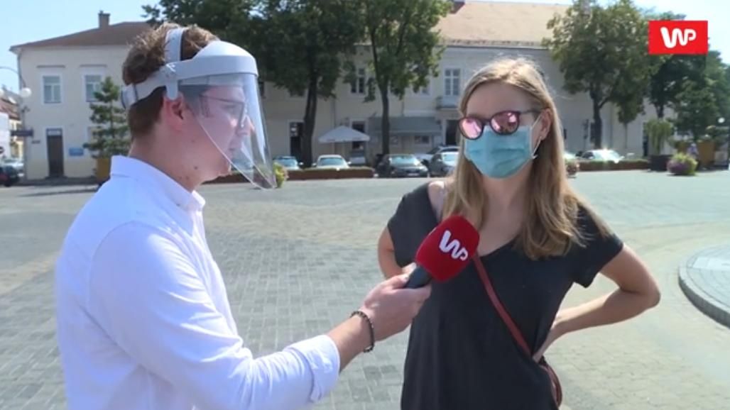 Reporter WP Paweł Orlikowski w rozmowie z mieszkanką Wielunia