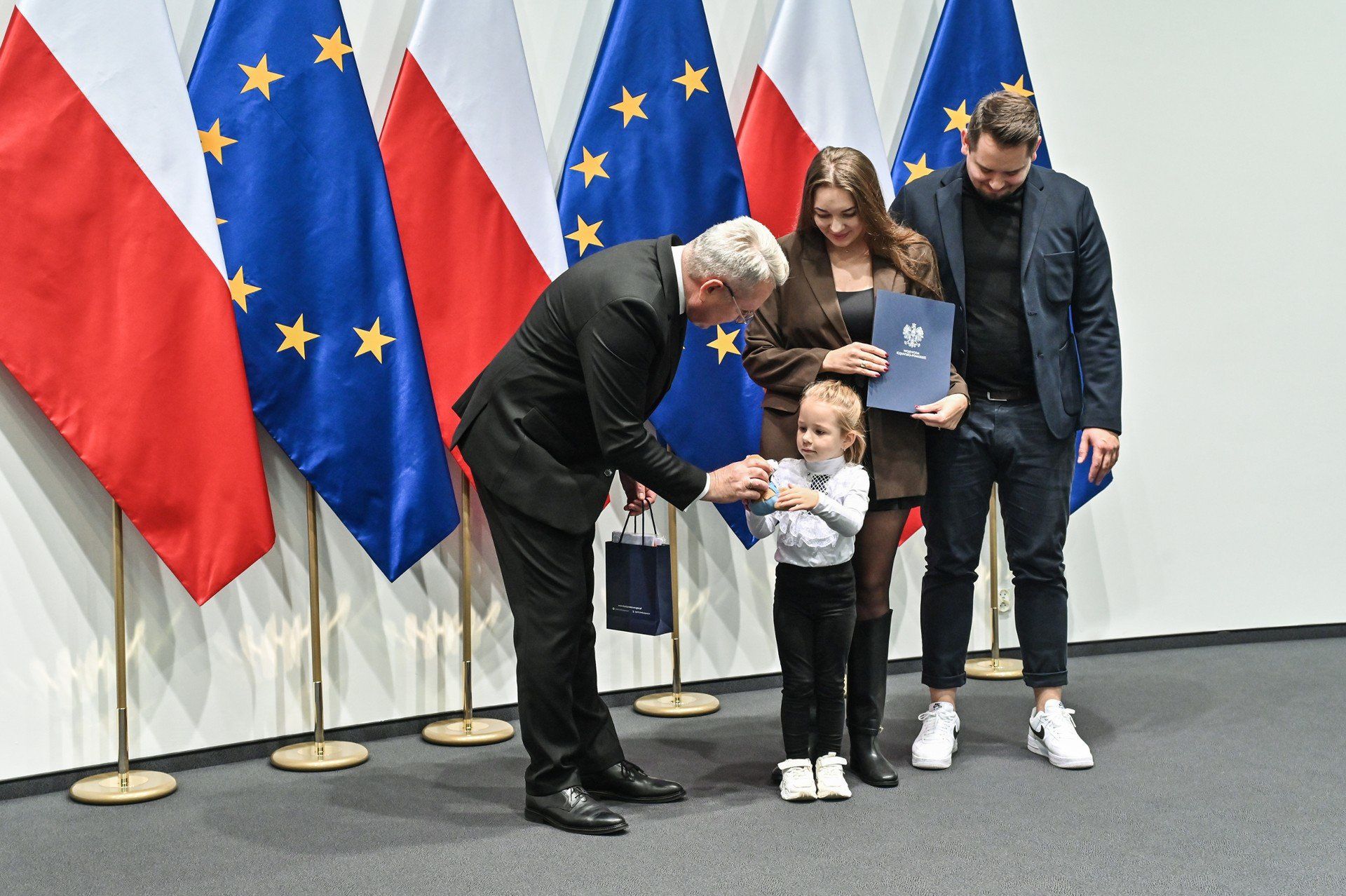 38 osób odebrało decyzje o uznaniu za obywatela polskiego. Uroczystość odbyła się w czwartek, 9 października w Kujawsko-Pomorskim Urzędzie Wojewódzkim w Bydgoszczy. 
