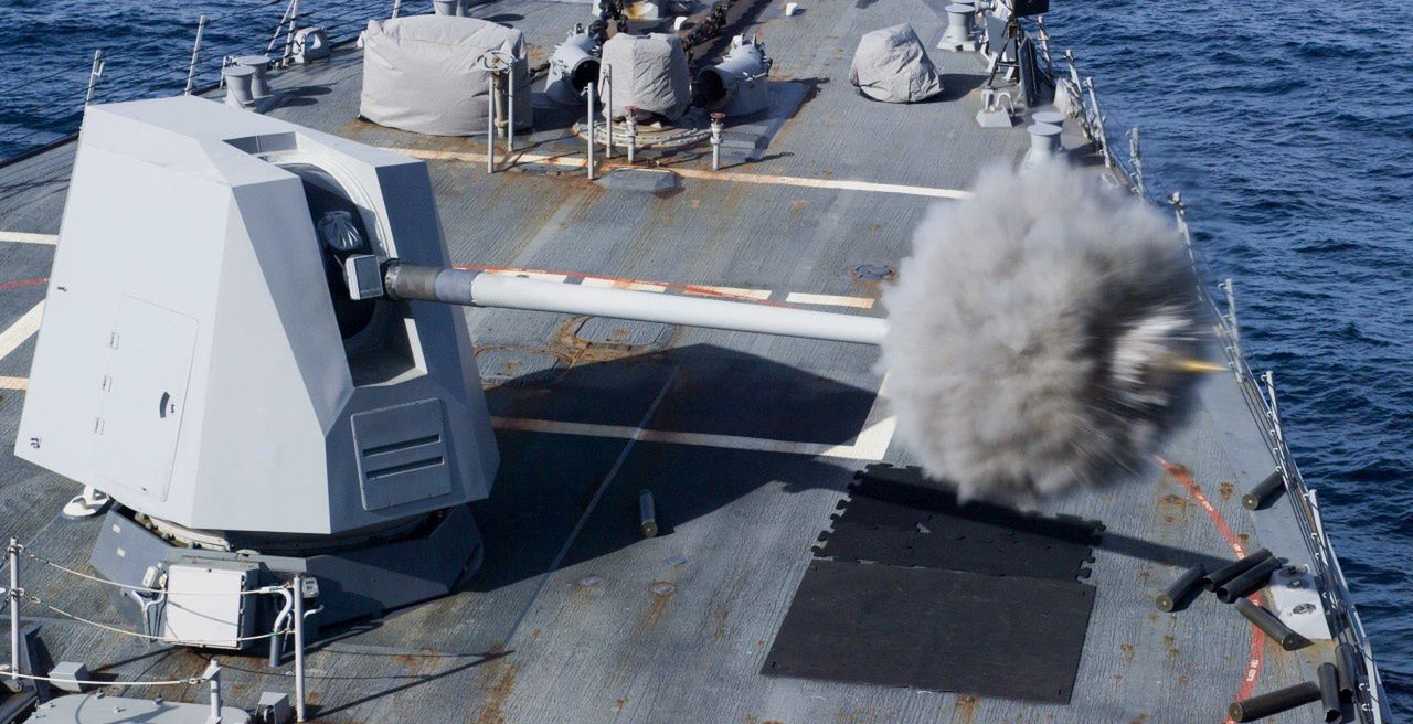Działo Mark 45 Mod 4 z lufą długości 62 kalibrów na niszczycielu USS Michael Murphy (DDG 112).