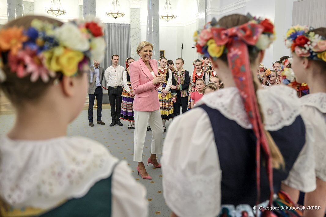Agata Duda w różowej marynarce 