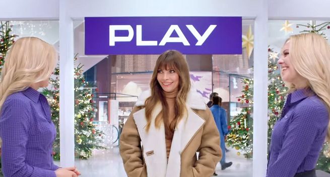 Agnieszka Dygant reklamuje drugi smartfon gratis w bożonarodzeniowej promocji Play. W reklamie Jacek Wlazło z Grandes Kochonos