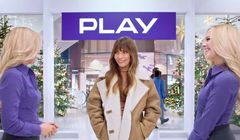 Agnieszka Dygant reklamuje drugi smartfon gratis w bożonarodzeniowej promocji Play. W reklamie Jacek Wlazło z Grandes Kochonos