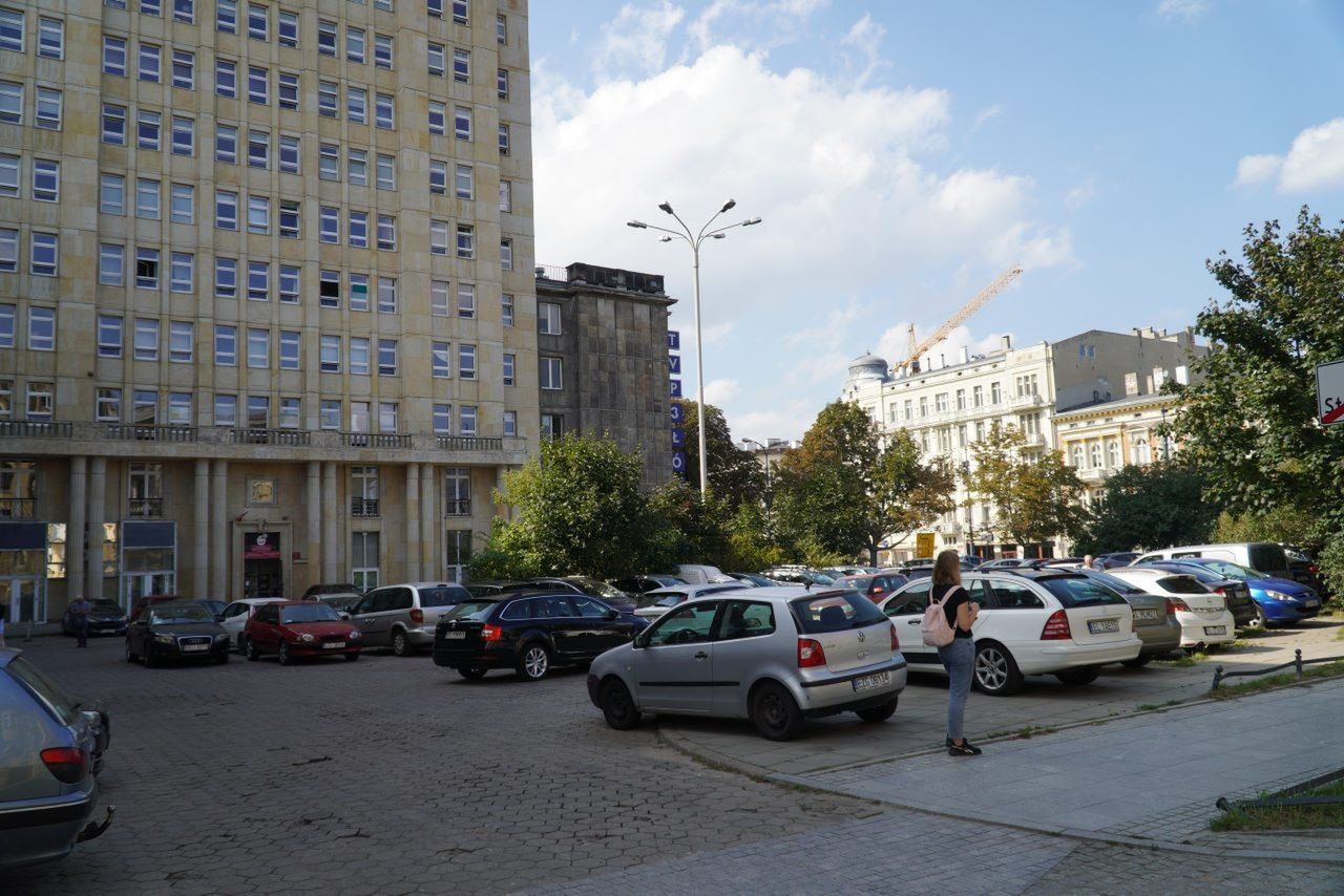 Jednym z ostatnich miejsc na bezpłatne parkowanie jest parking przez Telewizją Łódź. On także ma zniknąć.