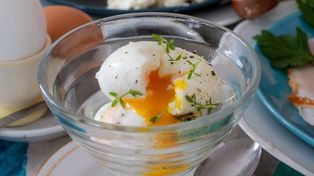 Wbijam jajka do szklanek i wstawiam do garnka z wodą. Tego nauczyła mnie ciotka z Wiednia