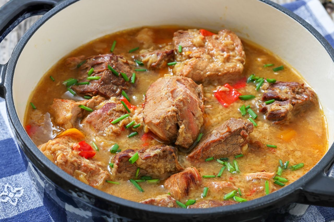 Gulasz wieprzowy z ogórkiem kiszonym