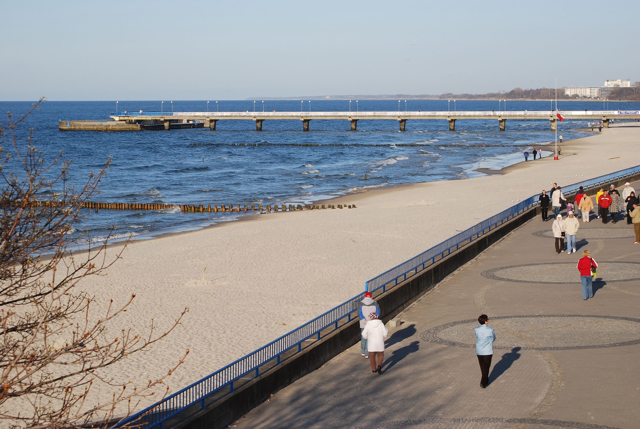 Widok na plażę, deptak i molo w Kołobrzegu
