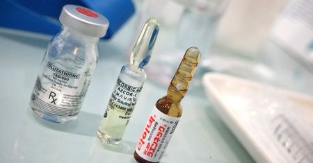 Lek zmniejsza ryzyko śmierci chorego o 50 proc. Producent zaciera ręce