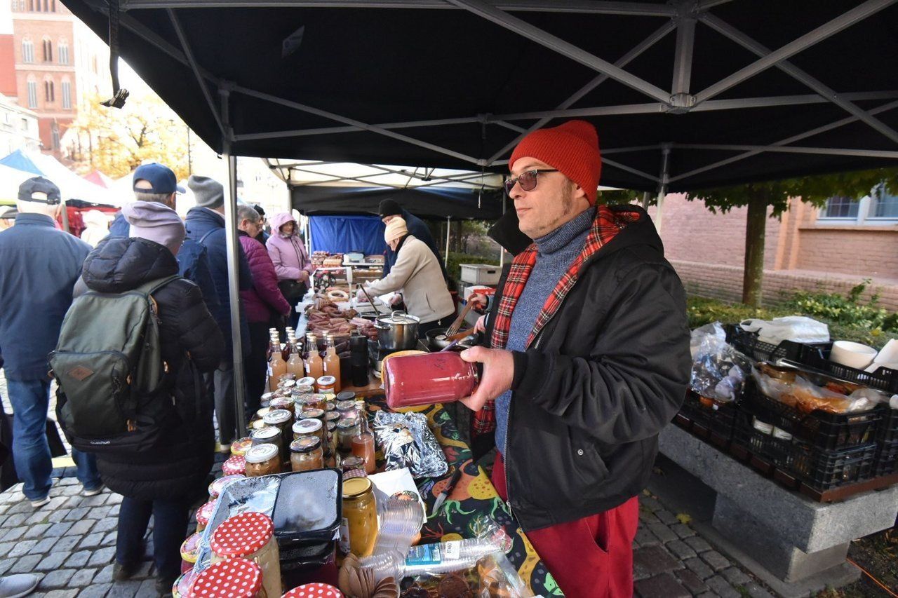 Doceńmy to, co mamy zdrowego, lokalnego i niekosztownego - mówi Filip Malinowski. To założyciel Fundacji Zdrowego Życia w Toruniu, organizator Wolnego Jarmarku Toruńskiego, organizator warsztatów zielarskich, szef &#34;Chwast Prast  Vegeterian Bistro&#34;, chodząca vege encyklopedia. Na zdjęciu: przy swoim stoisku na Wolnym Jarmarku.