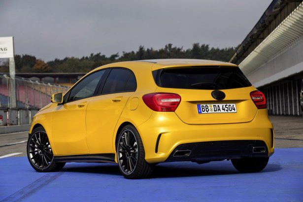 Mercedes-Benz A45 AMG na zdjęciach ze szczątkowym kamuflażem