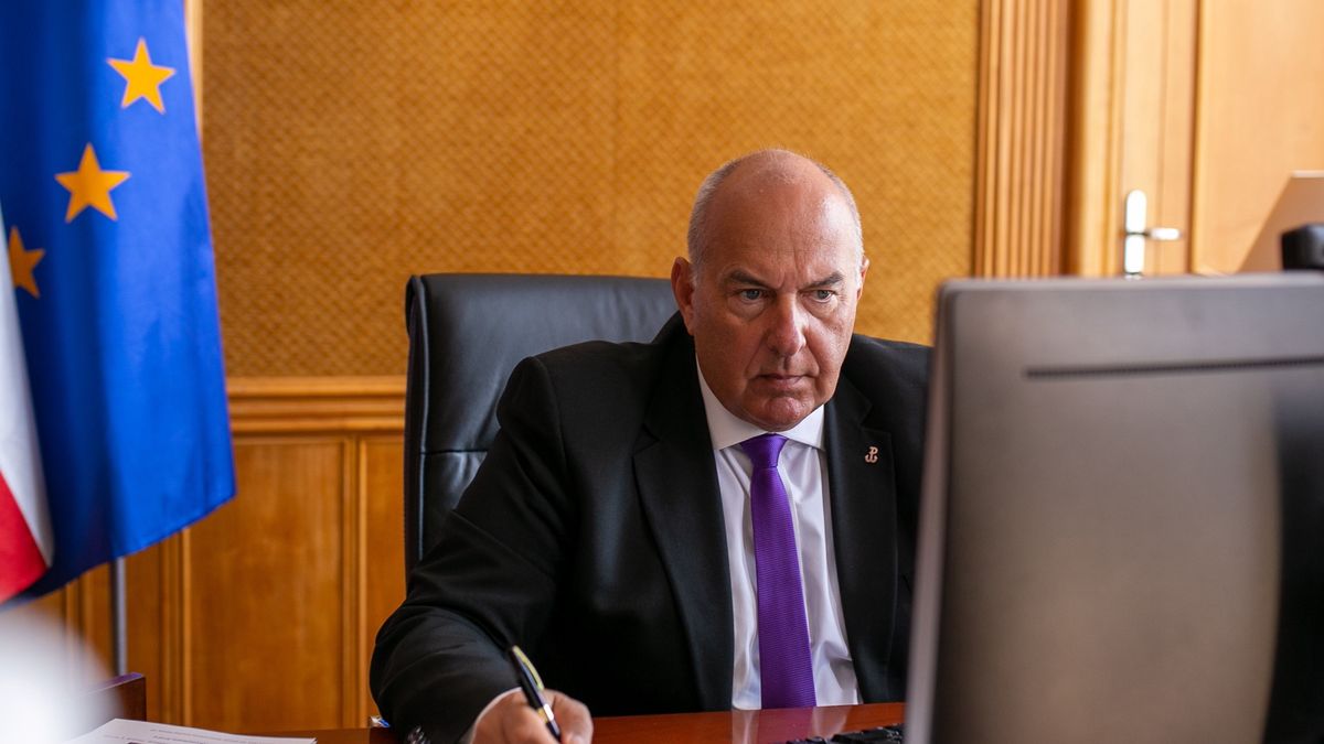 Minister finansów Tadeusz Kościński poinformował o deficycie w budżecie.