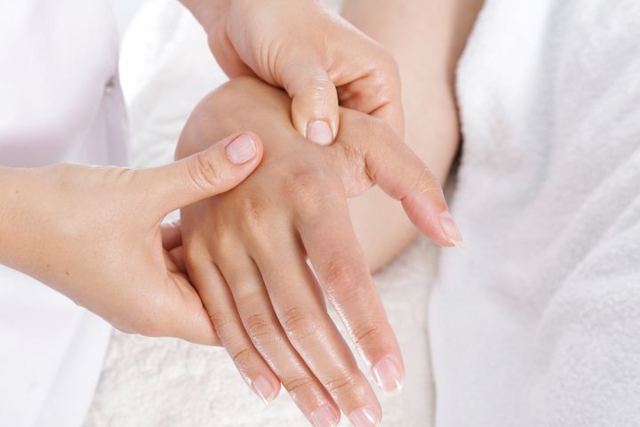 Spuchnięte palce u rąk, czyli objaw gromadzenia się nadmiernej ilości wody w tkankach, nie musi mieć związku z chorobą.