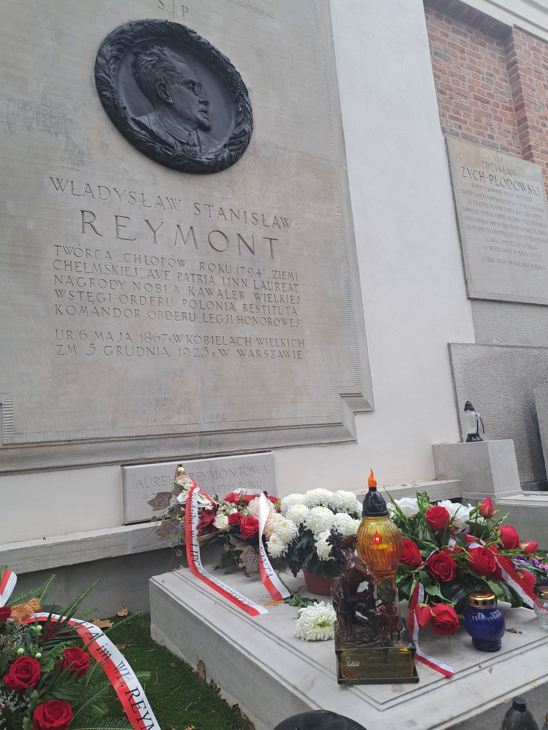 Znicz w kształcie konia na grobie Władysława Reymonta.