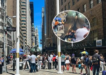 Każdy chce dotknąć. Gigantyczna kolejka przed zaskakującym posągiem w USA