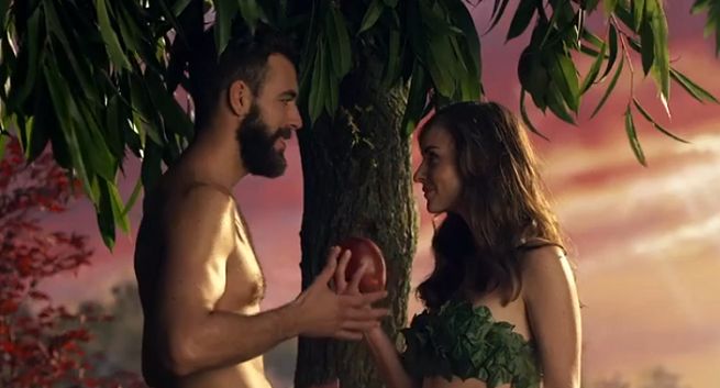 Ewa kusi Adama owocem mango w reklamie Biedronki (wideo)