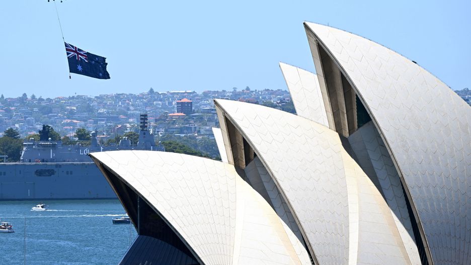 A Royal Australian Navy MH-60R Seahawk helicopter conducts a fly over on Sydney Harbour during Australia Day 2023 celebrations in Sydney, Australia, 26 January 2023. Australia Day is the official national day of Australia, marking the 1788 landing of the First Fleet at Sydney Cove. EPA/DAN HIMBRECHTS AUSTRALIA AND NEW ZEALAND OUT Dostawca: PAP/EPA.