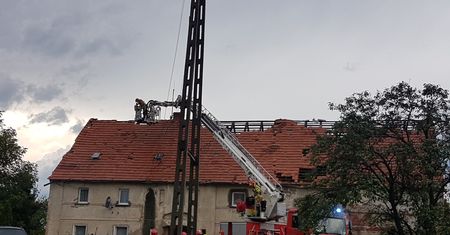 Burza wyrządziła spore szkody. Złamane drzewa, zniszczone dachy na Dolnym Śląsku
