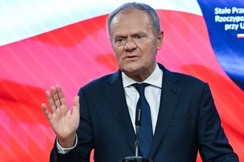 "Błąd jest gorszy od zbrodni". Tusk ostrzega po aferze z orderem