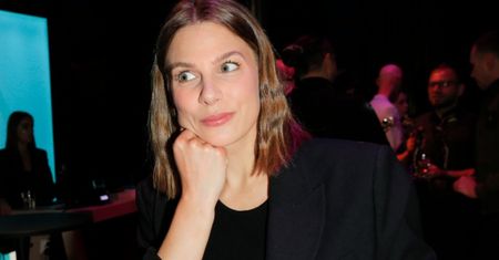 Marta Wierzbicka w kwiecistym BIKINI ugniata ciasto na bułki. Pochwaliła się też gotowym wypiekiem. Smacznie? (FOTO)