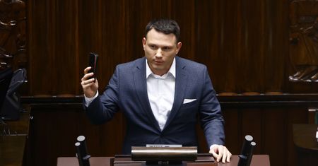 Chwalą Mentzena po występie w Sejmie. "Przebojem wchodzi nowe pokolenie"
