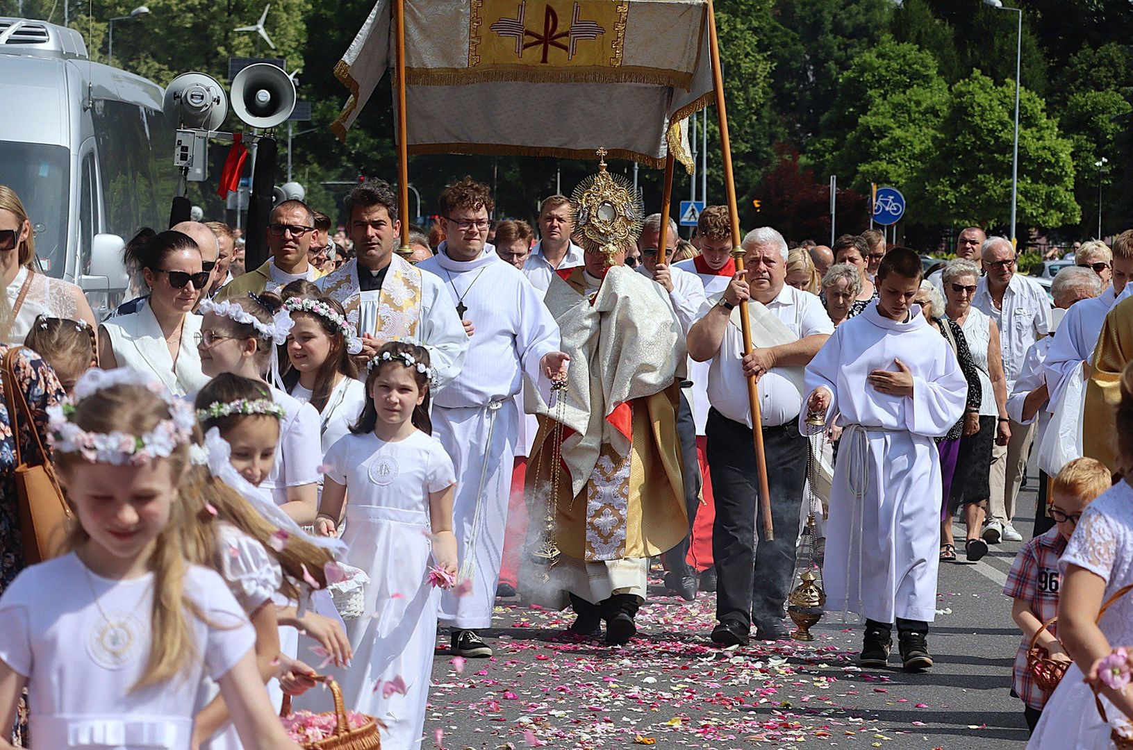 Ponad tysiąc osób wzięło udział w procesji z okazji święta Bożego Ciała w największej parafii Oświęcimia, pw. św. Maksymiliana Męczennika.