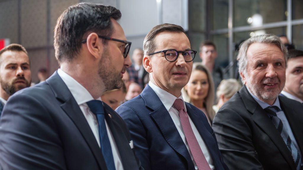 Prezes Orlenu Daniel Obajtek i premier Mateusz Morawiecki