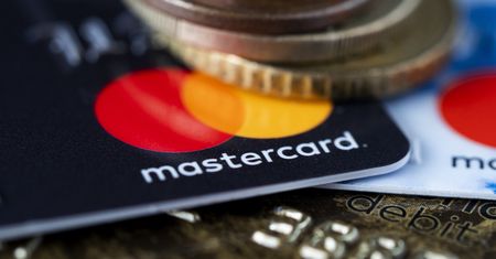 Mastercard zwiększa opłaty o 400 proc. Ucierpi handel online z Brytyjczykami
