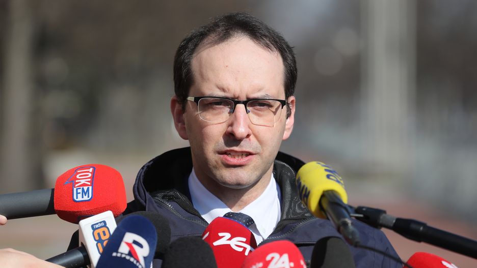 Stanis�aw �arynWarszawa, 23.03.2022. Rzecznik prasowy ministra koordynatora s�u�b specjalnych, dyrektor departamentu bezpiecze�stwa narodowego Stanis�aw �aryn podczas konferencji prasowej przed KPRM w Warszawie, 23 bm. Agencja Bezpiecze�stwa Wewn�trznego zatrzyma�a Polaka, kt�ry mia� szpiegowa� na rzecz rosyjskiego cywilnego wywiadu SWR. (mr) PAP/Pawe� SupernakPawe� Supernakkonferencja, konferencja prasowa, polityk, polityka, ABW, Agencja Bezpiecze�stwa Wewn�trznego, bezpiecze�stwo, dane wra�liwe, dla medi�w, dla prasy, na rzecz Rosji, obywatela Polski, obywatela RP, Polak, Polaka, Rosja, Rosjan, Rosji, s�u�b rosyjskich, s�u�by specjalne, specs�u�by, szpieg, szpiegowanie, szpiegowstwo, urz�dnik, wewn�trzne, wywiad, wywiad cywilny, wywiad rosyjski, wywiadu, zatrzymanie