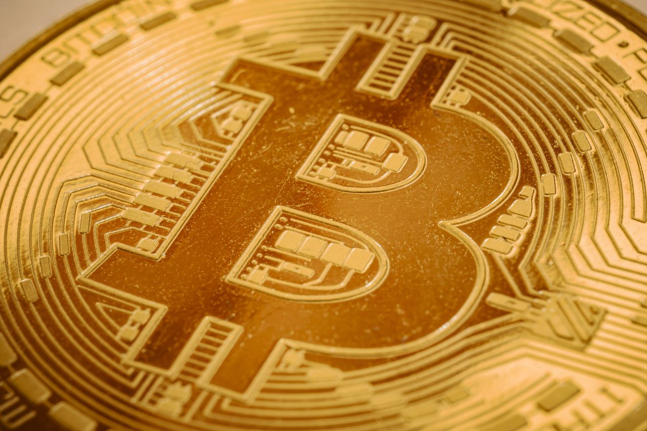 Atak na Iran. Bitcoin zyskuje, a srebro traci