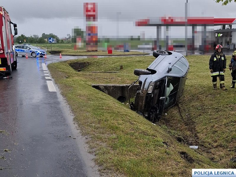Dolny Śląsk: Spanikował na widok policjantów. Wjechał do rowu i dachował
