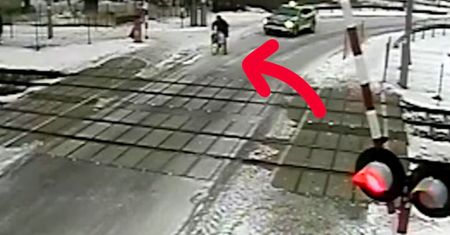 Sceny na przejeździe. Rowerzysta ruszył na czerwonym przed policją