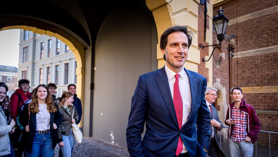 Minister resortu spraw zagranicznych Holandii, Wopke Hoekstra, złożył protest do ambasady Chin, żądając likwidacji nielegalnych chińskich przedstawicielstw w Amsterdamie i Rotterdamie 