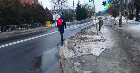 Uwaga na chodniki w Lublinie! Mżawka zamieniła je w lodowisko. Piesi wychodzą na jezdnię