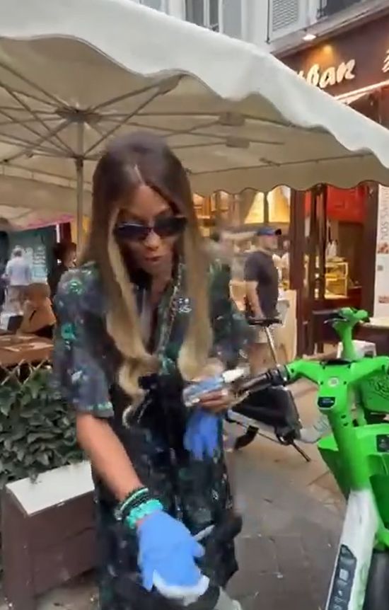 Naomi Campbell w rękawiczkach pruje przez Paryż na rowerze