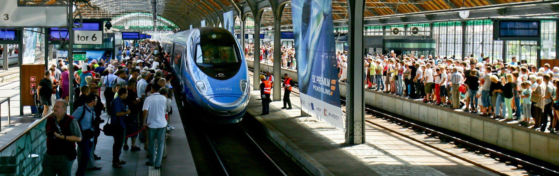 12.08.2013 WROCLAW NA WROCLAWSKI DWORZEC PRZYJECHAL POCIAG PENDOLINO PKP PKP INTERCITY PENDOLINO SZYBKA KOLEJ LOKOMOTYWA KOMUNIKACJA POCIAG ..GAZETA WROCLAWSKA PAWEL RELIKOWSKI / GAZETA WROCLAWSKA..