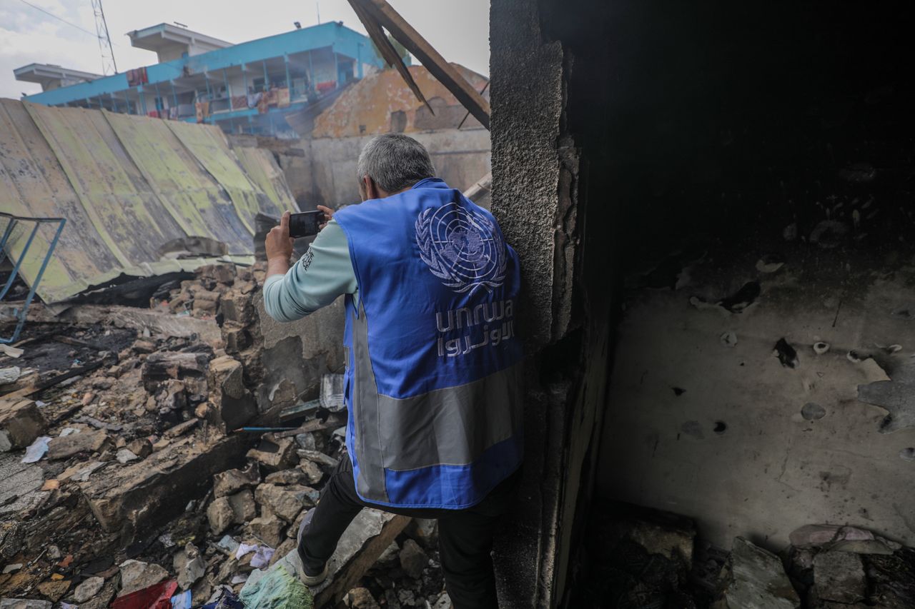 An UNRWA employee inspects a destroyed United Nations school following an air strike in Al Nuseirat refugee camp, central Gaza Strip, 14 May 2024. EPA/MOHAMMED SABER Dostawca: PAP/EPA.