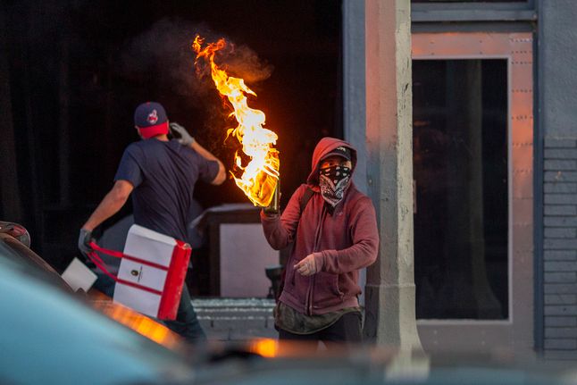 Los Angeles. Protestujący rzuca koktajl Mołotowa.