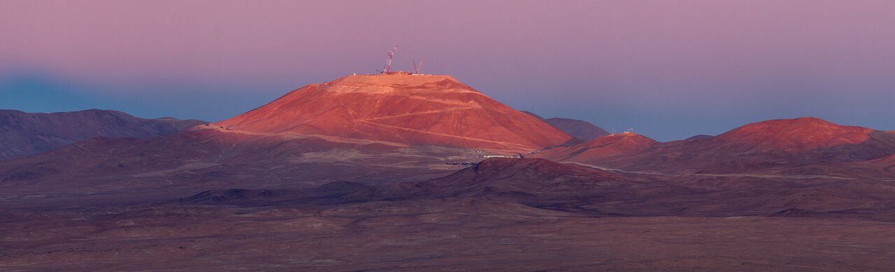 Szczyt Cerro Armzaones po wysadzeniu wierzchołka na potrzeby budowy ELT