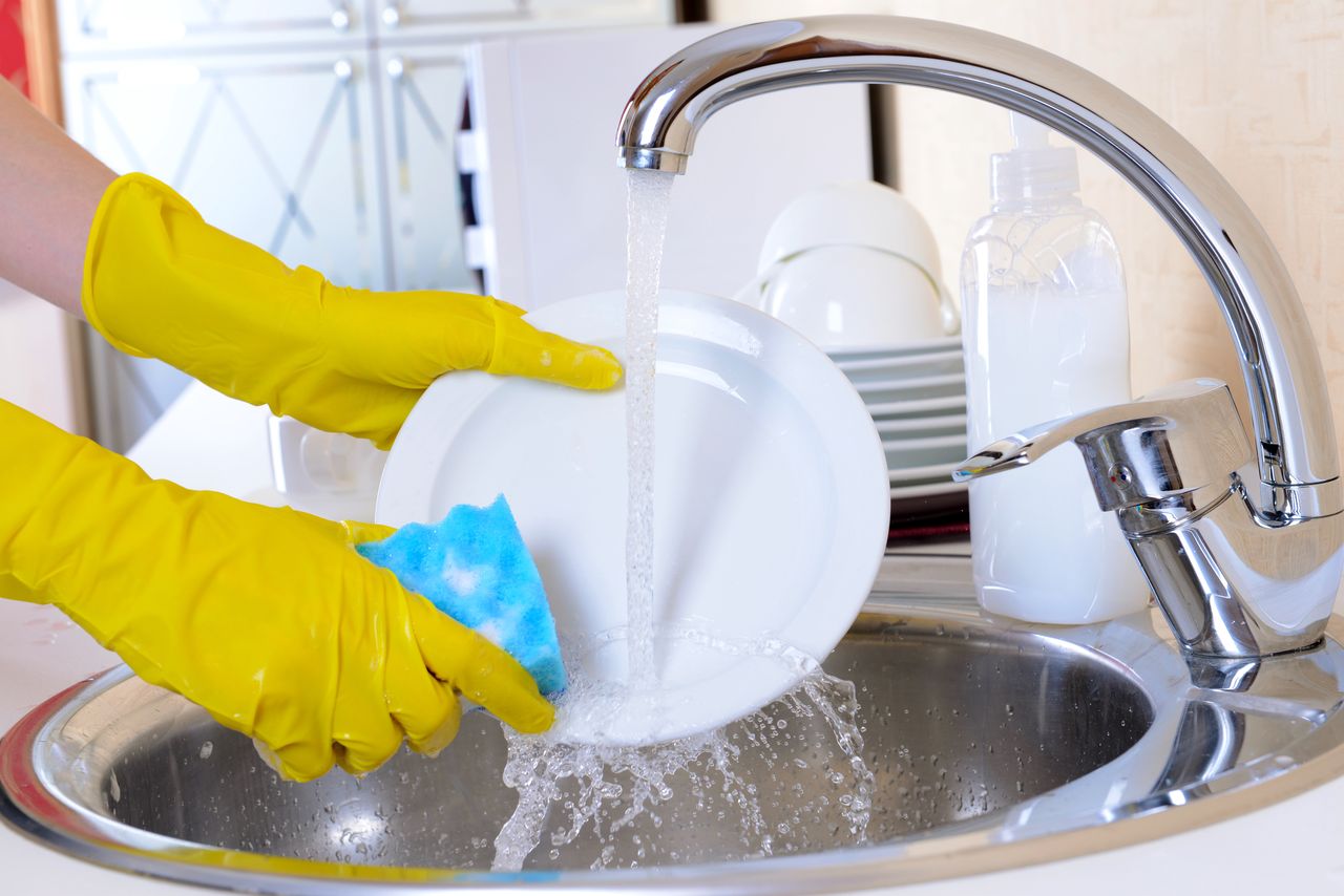 How to wash dishes economically?