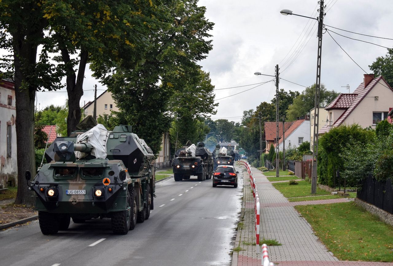 Błaszczak: "żołnierze przemieszczają się właśnie z zachodu na wschodnie poligony" 