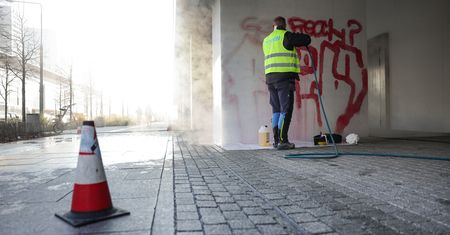 Problem w każdym mieście. Kosztowne sprzątanie po wandalach
