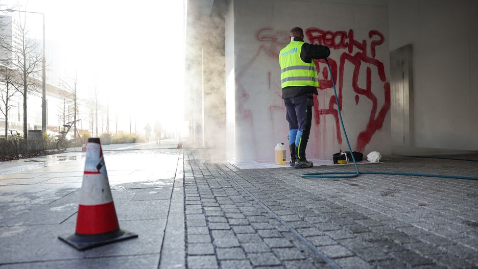 Usuwanie graffiti z nowego gmachu Muzeum Sztuki Nowoczesnej w Wa