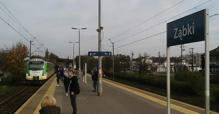 Ojciec zapomniał o dzieciach. Wysiadł z pociągu na stacji w Ząbkach