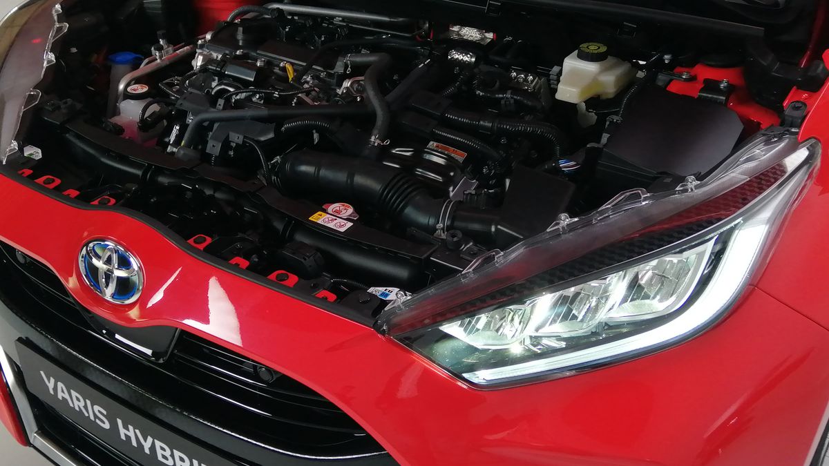 W klasycznej hybrydzie silnik spalinowy jest wspomagany przez elektryczny. Ten ładuje się m.in. podczas hamowania