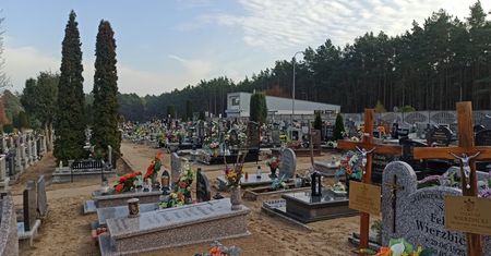 Na Cmentarzu w Chodzieży pełno odwiedzających