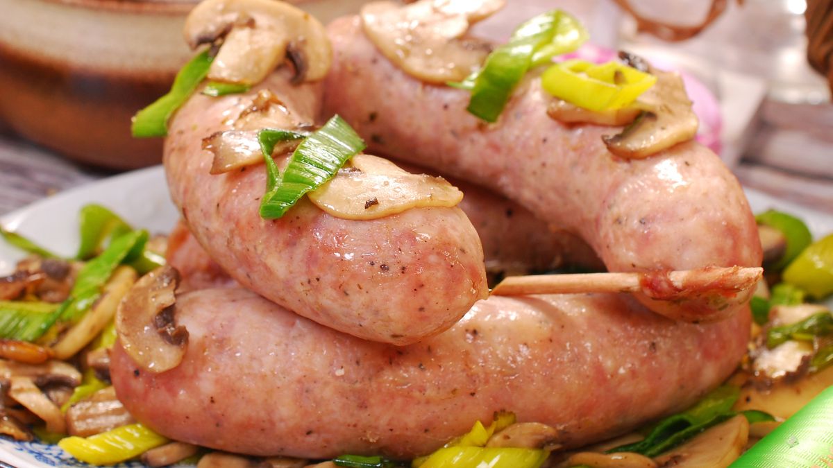 Pieczona biała kiełbasa z pieczarkami i porem