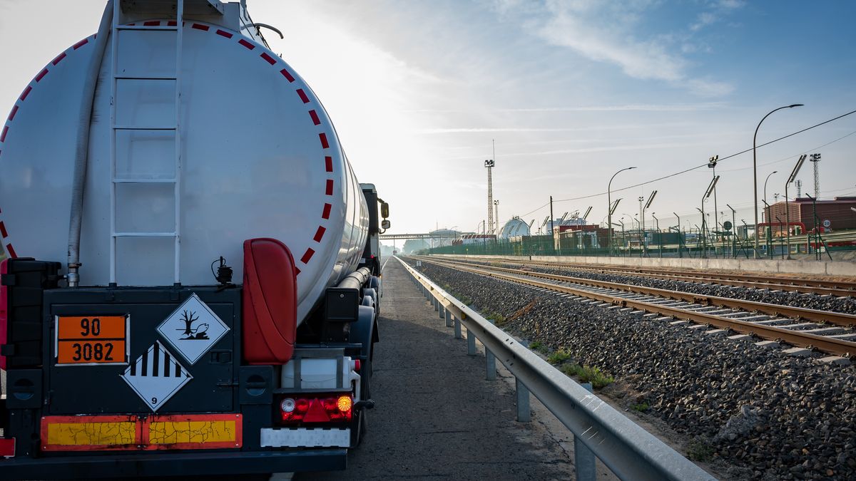 M.Perfectti
capacitar, acarrear, transportación, ferrocarril, embelesado, carretera, industrias, viajando, cielo, carga, estaciones, barandal, industrial, locomotor, circulación, pista, auto, azul, edificio, camion, cisterna, combustible, mercancias, peligrosas, industria, quimica, placas, peligro, contaminacion, contaminante, panel, adr, depositos