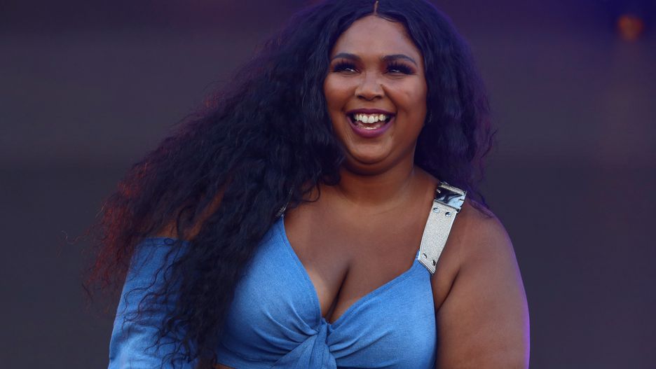 Lizzo pozuje w tzw. trikini