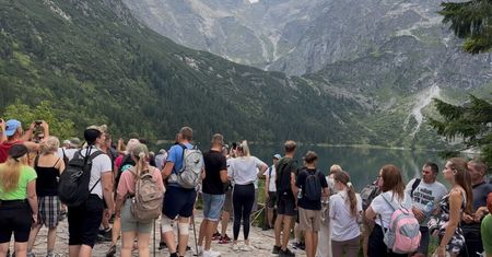 Tłumy nad Morskim Okiem. Kolejka nawet do fasiągów