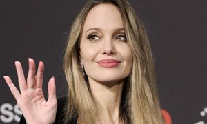 Wskoczyła w jedwabną sukienkę. Ten fason to hit dla dojrzałych kobiet