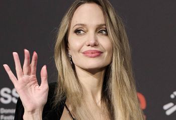 Wskoczyła w jedwabną sukienkę. Ten fason to hit dla dojrzałych kobiet